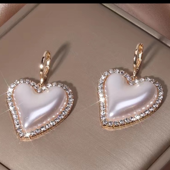 Jewelry - Pearl Heart Shape, Faux Pearls Inlaid Rhinestones Gold tone Iridescent Earrings